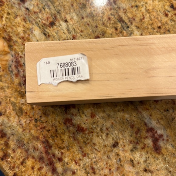 NIB⭐️WOODEN PENCIL BOX WITH 12 COLORED PENCILS AND SHARPENER-SAYS BE INCREDIBLE - Picture 5 of 5